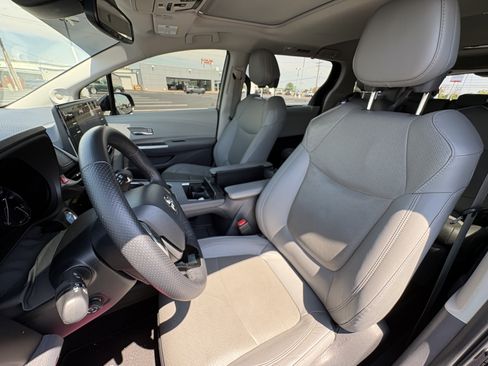 Used 2022 Toyota Sienna Limited FWD image 7