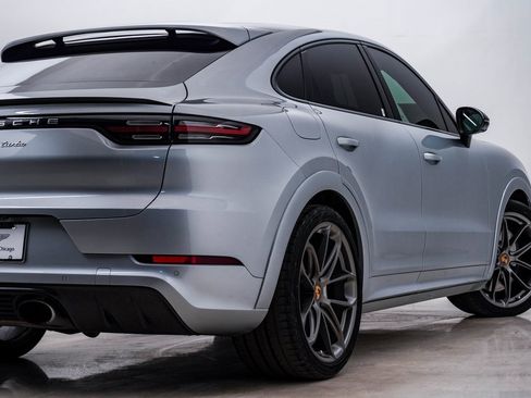 Used 2022 Porsche Cayenne Turbo image 10