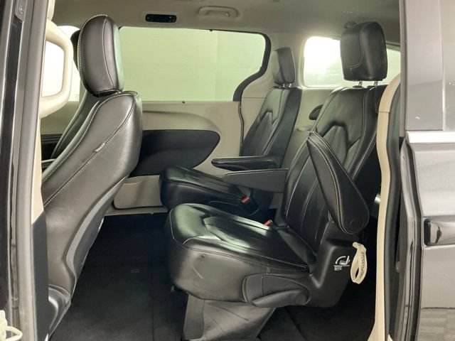 Used 2023 Chrysler Pacifica Touring-L FWD image 13