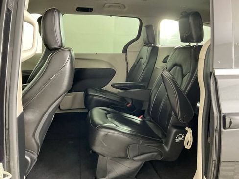 Used 2023 Chrysler Pacifica Touring-L FWD image 13