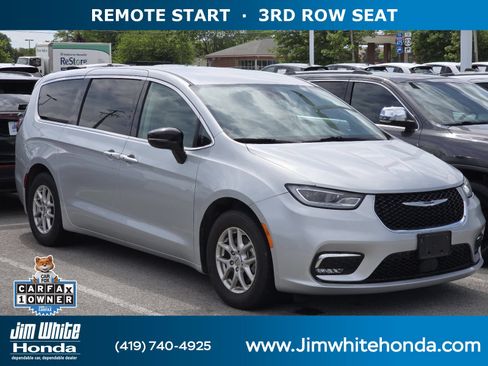 Used 2024 Chrysler Pacifica Touring-L FWD image 1