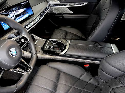 Used 2023 BMW 760i xDrive AWD/4WD image 19