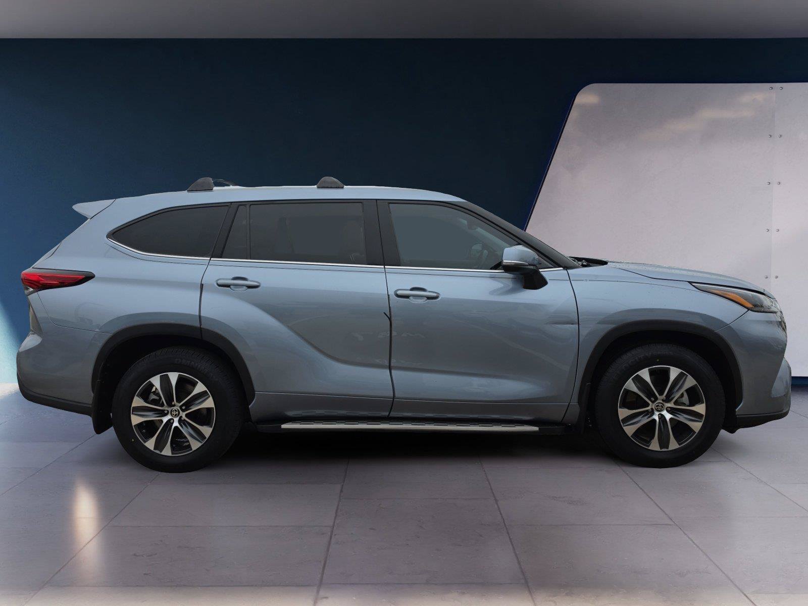 Used 2022 Toyota Highlander XLE AWD/4WD image 6