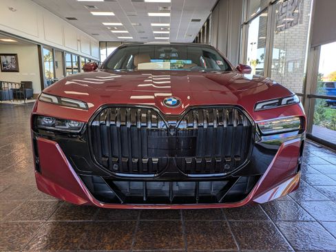 Used 2023 BMW 740i image 8