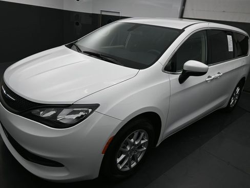 Used 2022 Chrysler Voyager LX image 4