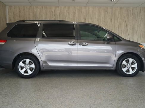 Used 2011 Toyota Sienna LE FWD image 6