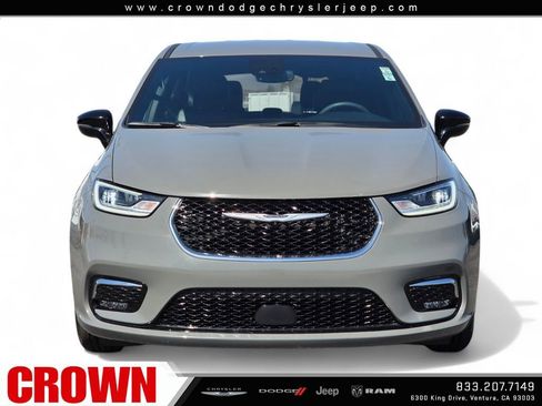Used 2025 Chrysler Pacifica Select FWD image 2