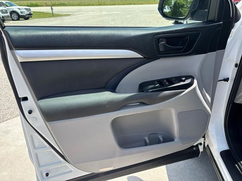 Used 2018 Toyota Highlander LE AWD/4WD image 20