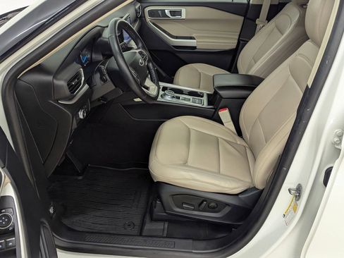 Certified 2022 Ford Explorer XLT w/ Equipment Group 202A image 5