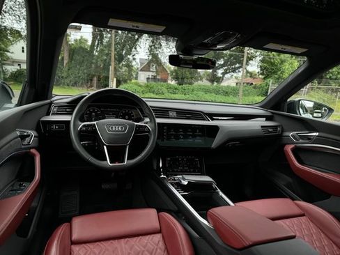 Used 2023 Audi e-tron S Prestige image 17