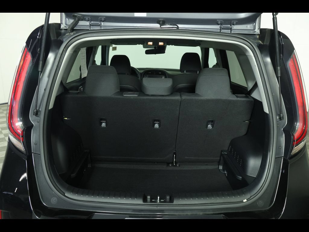 Used 2025 Kia Soul LX w/ LX Technology Package FWD image 11