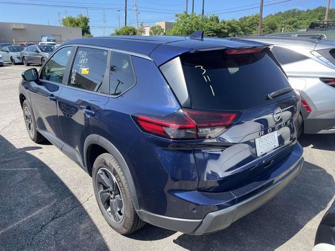 Used 2024 Nissan Rogue SV FWD image 4