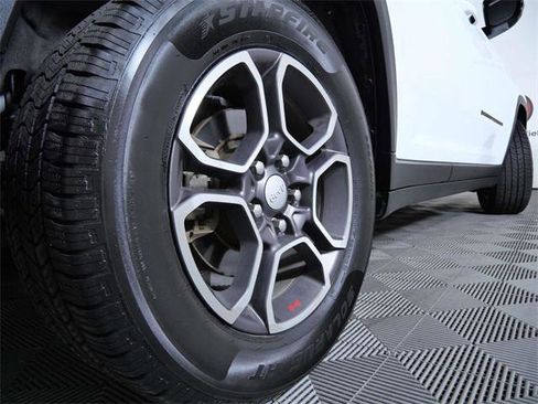 Used 2022 Jeep Grand Cherokee Trailhawk image 9