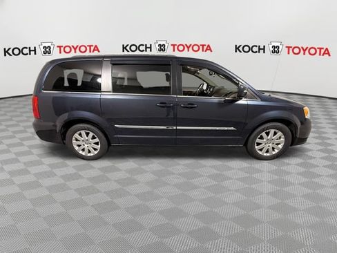 Used 2014 Chrysler Town & Country Touring FWD image 9