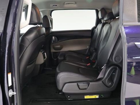Used 2025 Kia Carnival FWD image 31