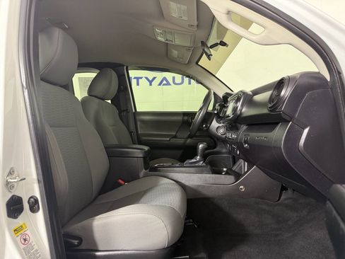 Used 2016 Toyota Tacoma SR image 12