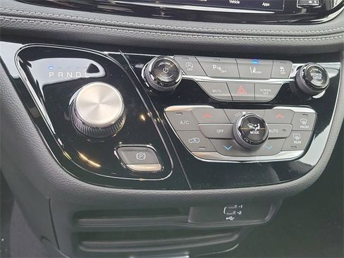 New 2026 Chrysler Pacifica Select image 12