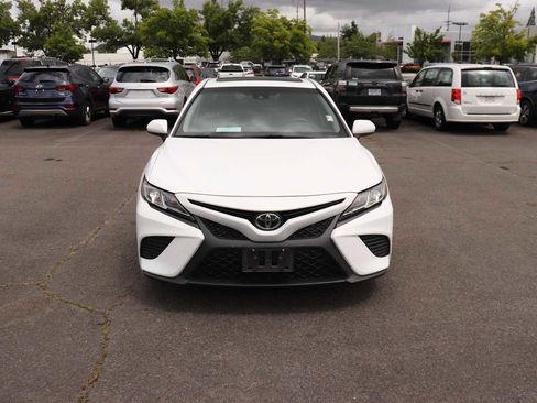 Used 2018 Toyota Camry SE w/ Moonroof Package FWD image 2