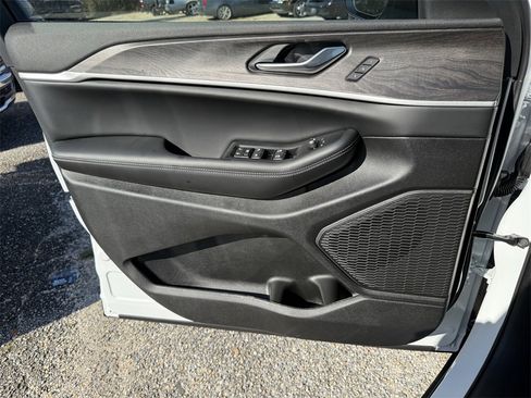 New 2025 Jeep Grand Cherokee Limited image 17