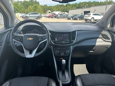 Used 2021 Chevrolet Trax LT w/ LT Convenience Package AWD/4WD image 17