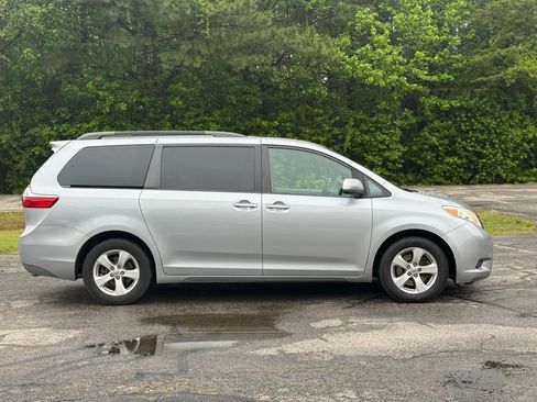 Used 2017 Toyota Sienna LE FWD image 3