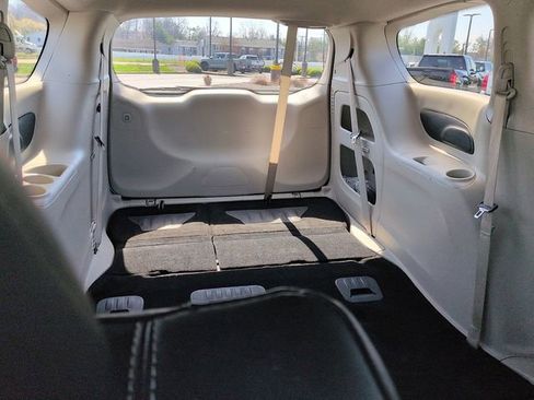 Used 2024 Chrysler Pacifica Touring-L image 11