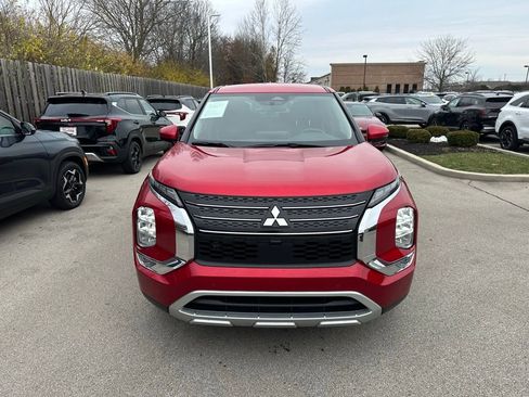 Used 2024 Mitsubishi Outlander SE image 2