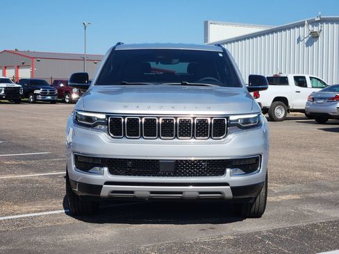 Used 2024 Jeep Wagoneer Series II w/ Flexible Seating Group RWD image 2