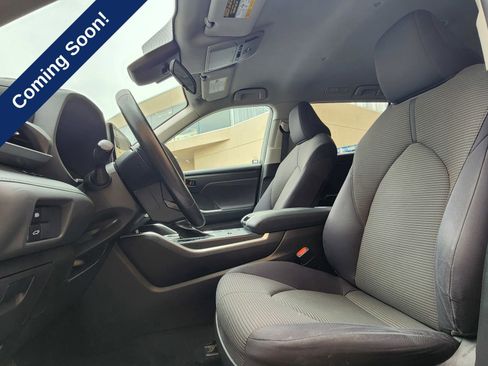 Used 2021 Toyota Highlander LE FWD image 17