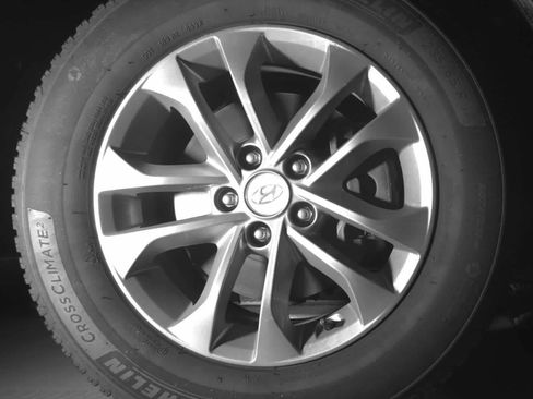 Used 2019 Hyundai Santa Fe SE AWD/4WD image 12