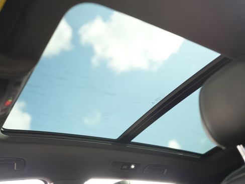 Certified 2022 Volkswagen Tiguan SE R-Line image 26