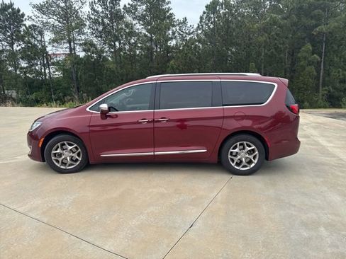 Used 2017 Chrysler Pacifica Limited FWD image 8