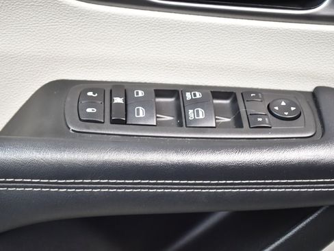 Used 2023 Chrysler Pacifica Touring-L FWD image 19