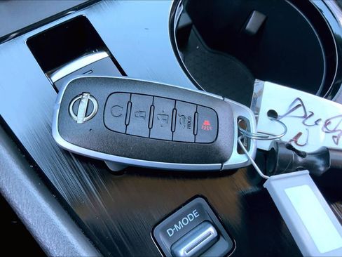 Used 2025 Nissan Rogue SL image 15