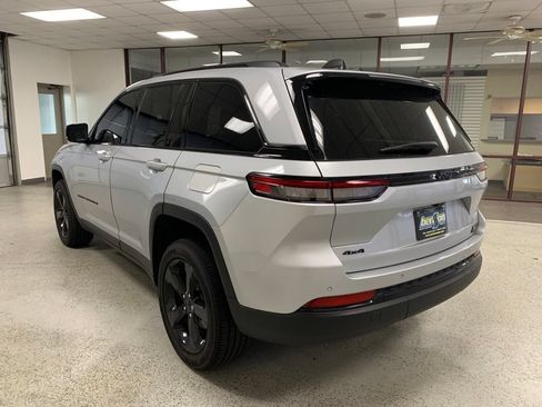 Certified 2024 Jeep Grand Cherokee Altitude AWD/4WD image 3