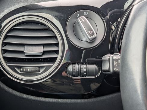 Used 2015 Volkswagen Beetle 1.8T Classic FWD image 26
