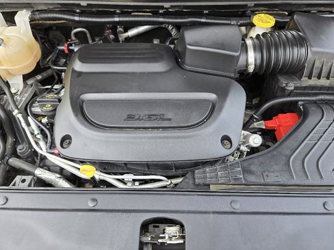 Used 2022 Chrysler Pacifica Touring-L w/ Uconnect Theater Family Group image 31