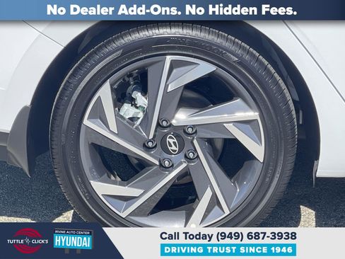 Certified 2025 Hyundai Elantra SEL FWD image 11