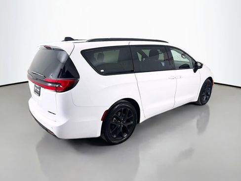 Used 2025 Chrysler Pacifica Limited image 7