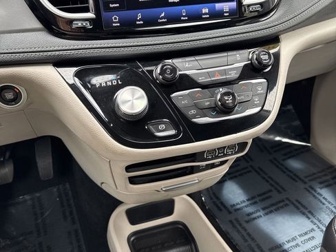 Used 2022 Chrysler Pacifica Touring-L image 17