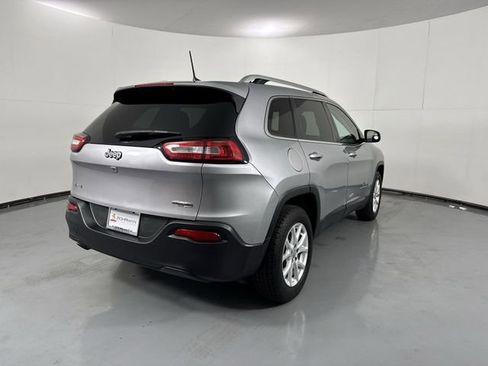 Used 2018 Jeep Cherokee Latitude Plus w/ Cold Weather Group AWD/4WD image 33