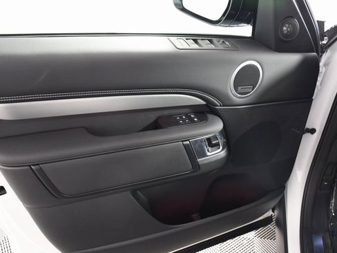 Used 2025 Land Rover Discovery Dynamic SE image 14