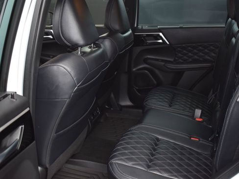 Used 2023 Mitsubishi Outlander SEL image 8