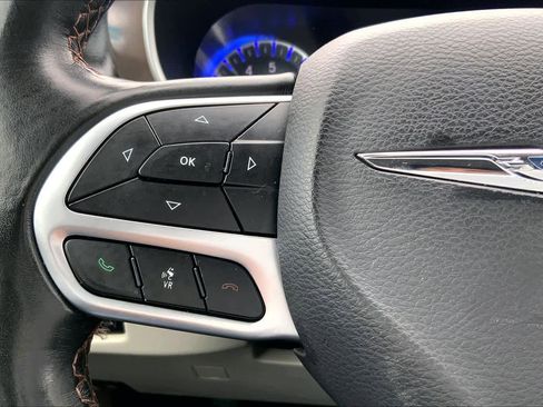 Used 2019 Chrysler Pacifica Touring-L image 23