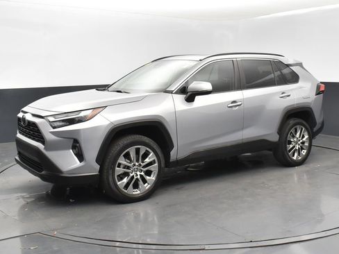 Used 2022 Toyota RAV4 XLE Premium image 1