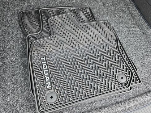 Used 2025 Volkswagen Tiguan SE image 26