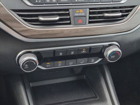 Used 2025 Nissan Altima 2.5 SV FWD image 14