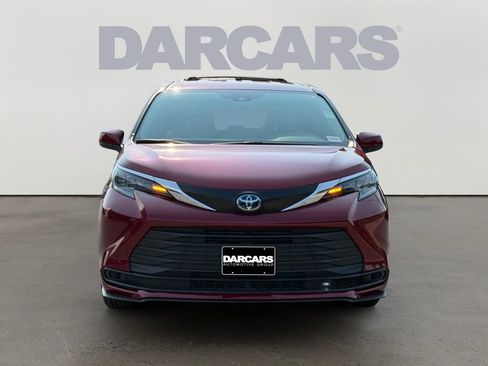 Used 2025 Toyota Sienna LE FWD image 2