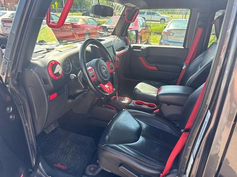 Used 2018 Jeep Wrangler Unlimited Rubicon w/ Dual Top Group AWD/4WD image 9