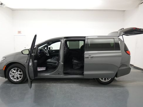 Used 2025 Chrysler Pacifica Select FWD image 29